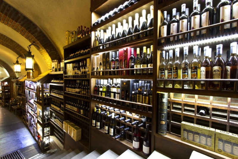 ecommerce-CHATEAUVIEUX-min_world_street_travel_shop_canon_georgia_wine_bottles-429767